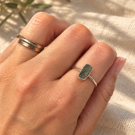 Anillo de Moldavita Natural, detalle