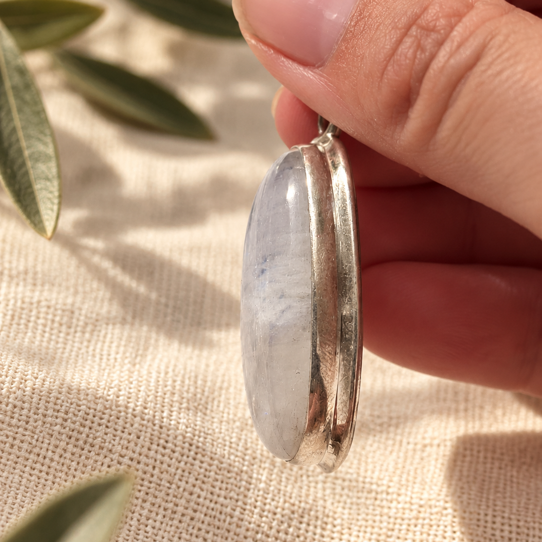 Colgante Oval de Piedra Luna en Plata de Ley 925