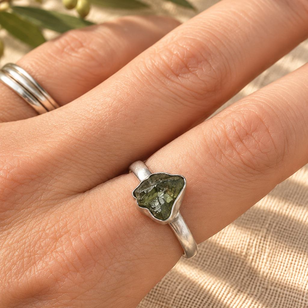 Anillo El Cruce de moldavita, detalle