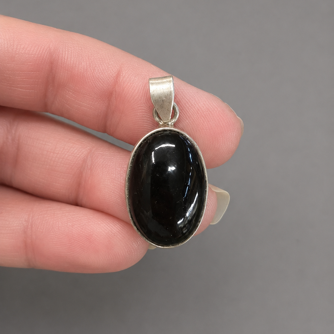 Colgante Ovalado de Turmalina Natural en Plata de Ley 925