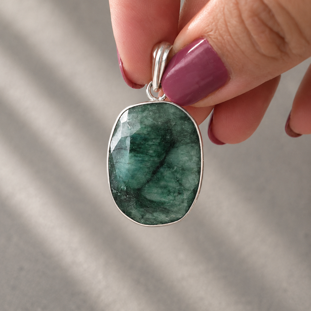 Colgante de Corindón Verde Natural en Plata de Ley 925