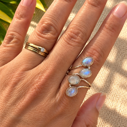 Anillo Raíz de Piedra Luna en Plata de Ley 925 · Ajustable
