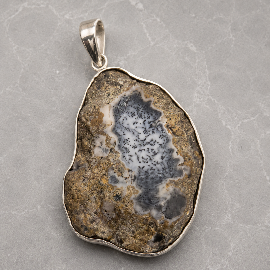Colgante de Geoda de Merlinita Semipulida en Plata de Ley 925