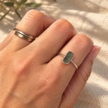 Anillo de Moldavita Natural, detalle