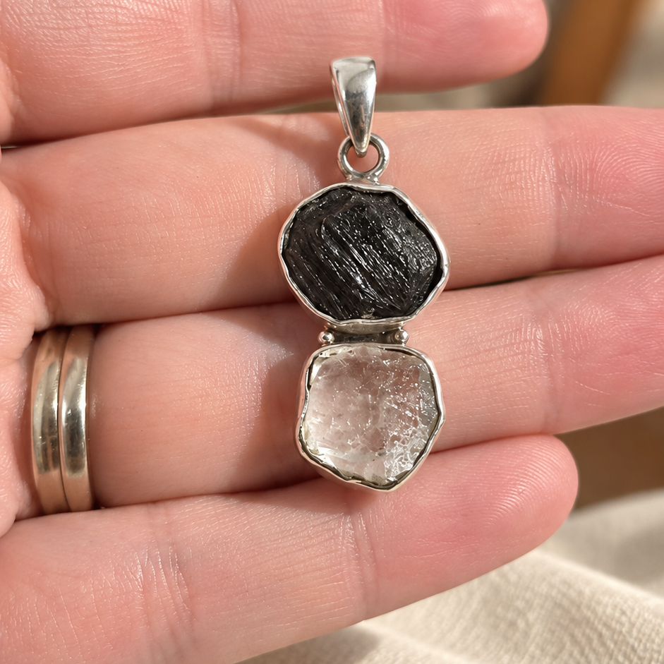 Moldavita y Vidrio Líbico · Colgante El Ocho · Plata 925