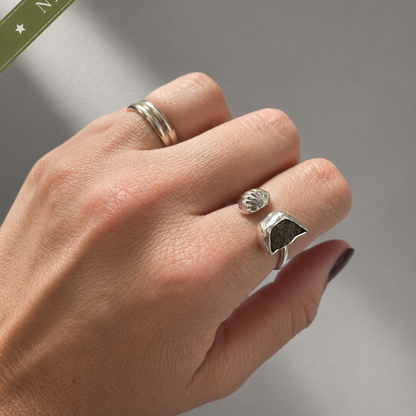 Anillo Adaptable de Moldavita en la mano