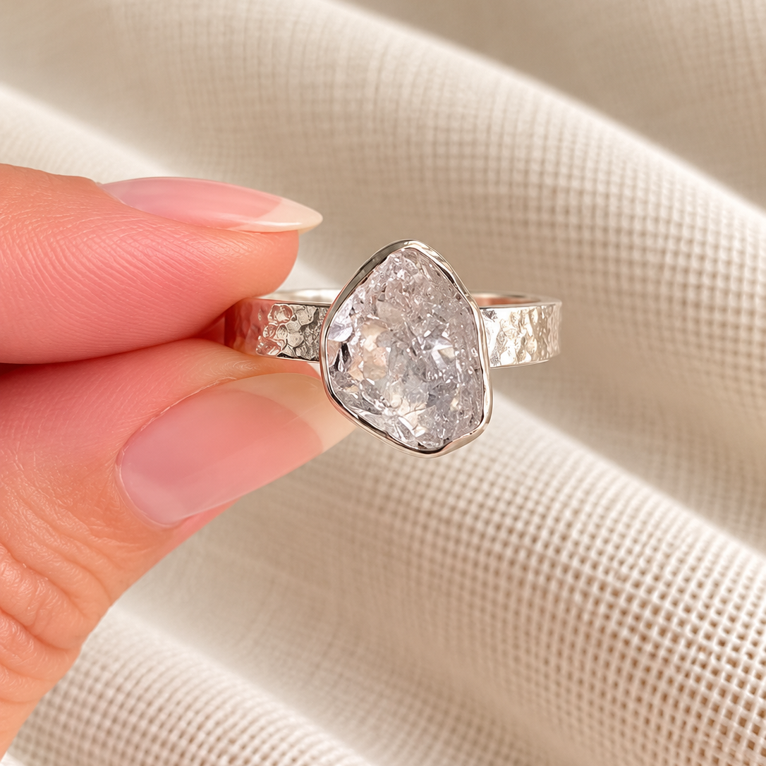 Anillo Cristal Vivo de herkimer en la mano