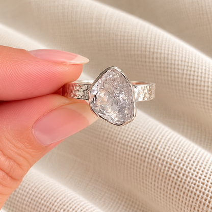 Anillo Cristal Vivo de herkimer en la mano