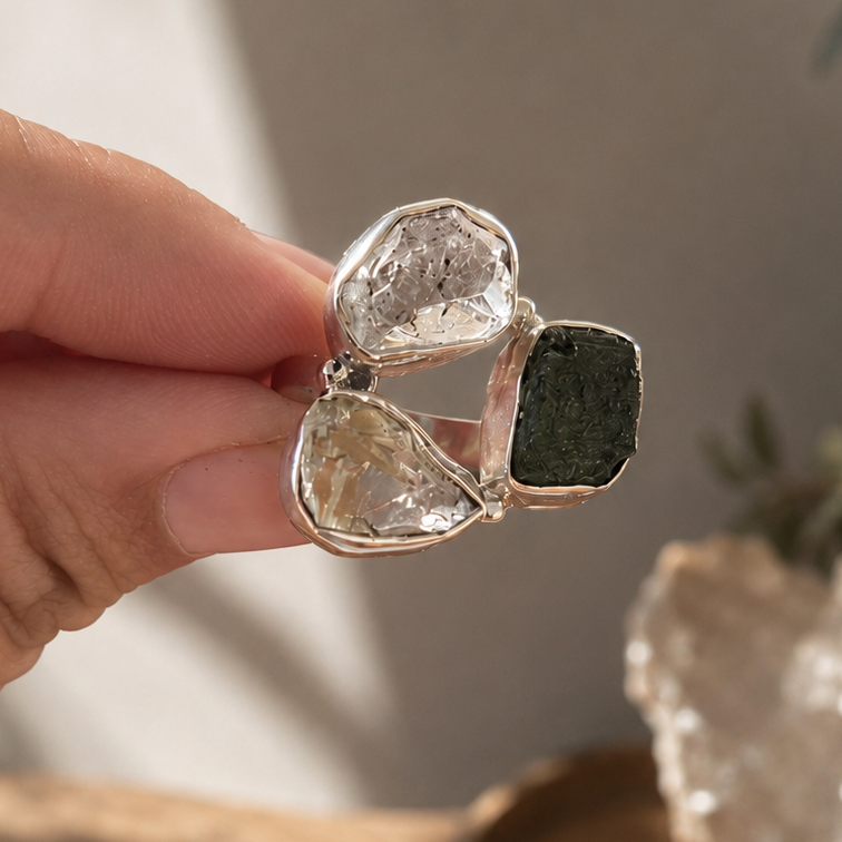 Anillo La Tríada talla 5 de Moldavita, Herkimer y Vidrio Líbico – El Águila y el Cóndor