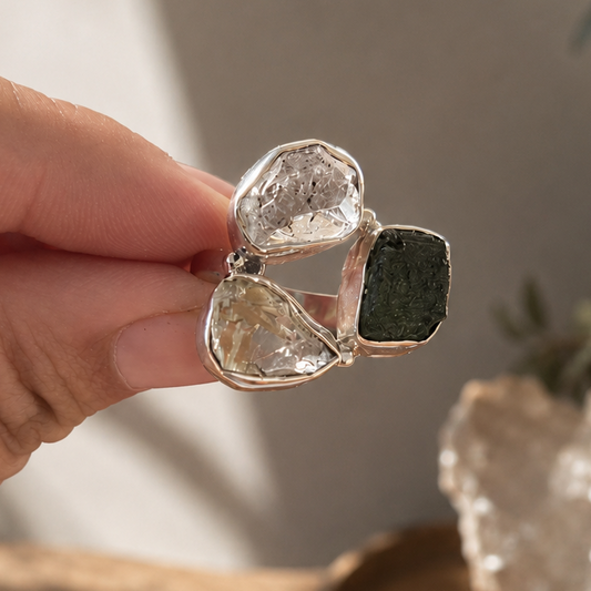 Anillo La Tríada talla 5 de Moldavita, Herkimer y Vidrio Líbico – El Águila y el Cóndor