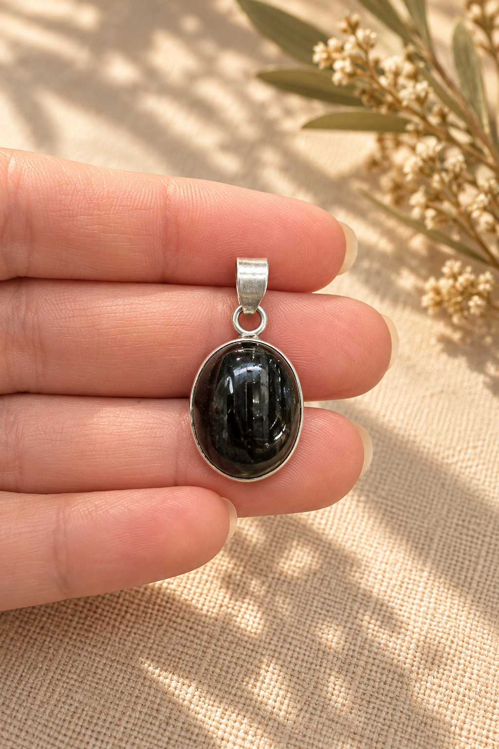 Colgante de Turmalina Negra Oval en Plata de Ley 925