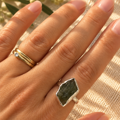 Anillo Estelar de moldavita, detalle