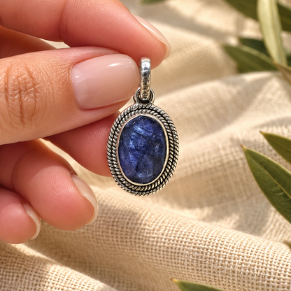 Colgante Oval de Zafiro Azul en Plata de Ley 925