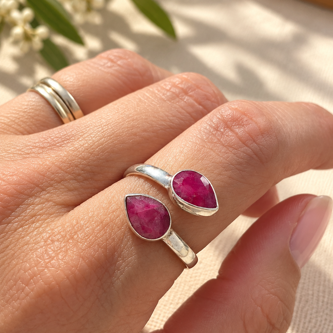 Anillo El Latido · Rubí en Plata de Ley 925 · Ajustable