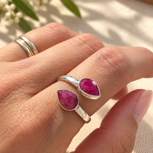 Anillo El Latido · Rubí en Plata de Ley 925 · Ajustable
