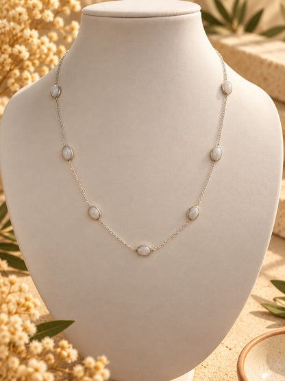Gargantilla oval de Piedra Luna en Plata 925