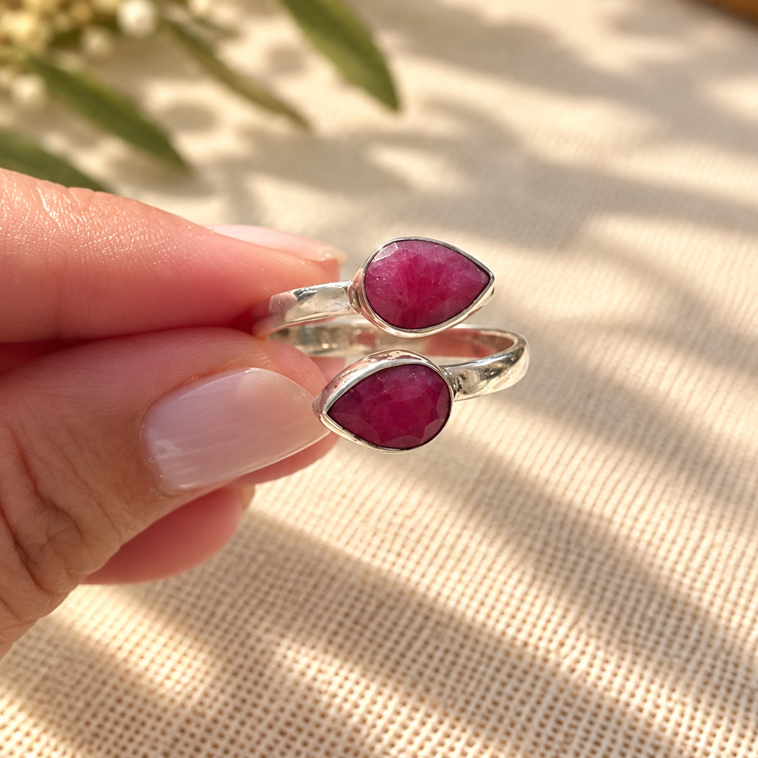 Anillo El Latido · Rubí en Plata de Ley 925 · Ajustable